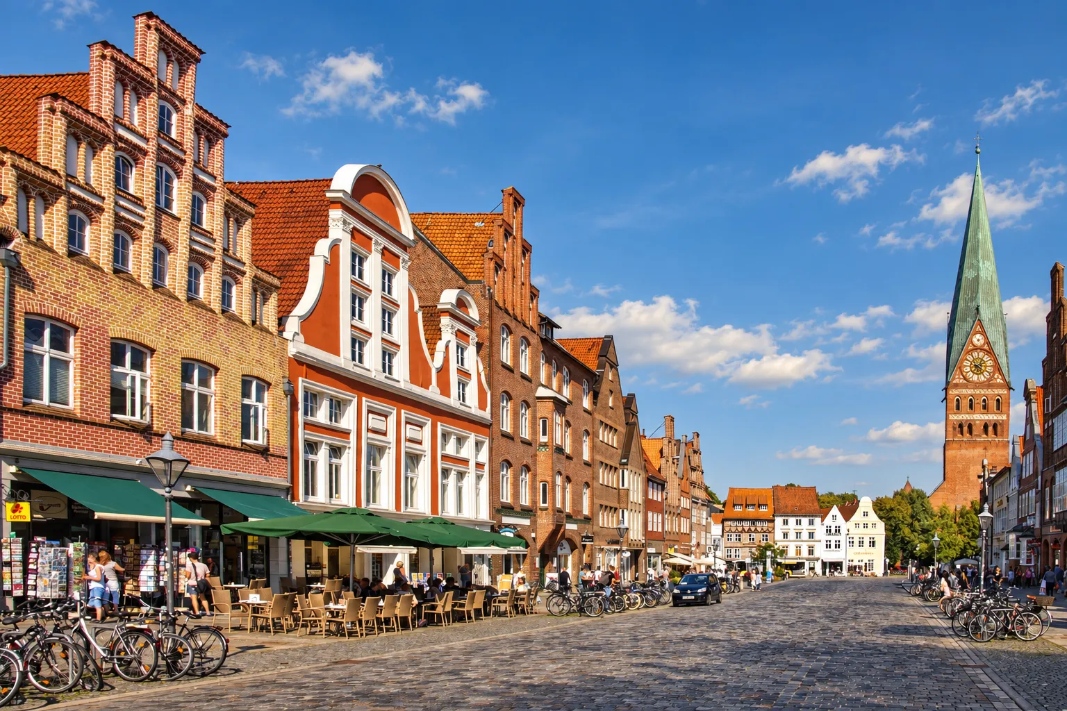 Lüneburg, Platz Am Sande mit der Kirche St. Johannis